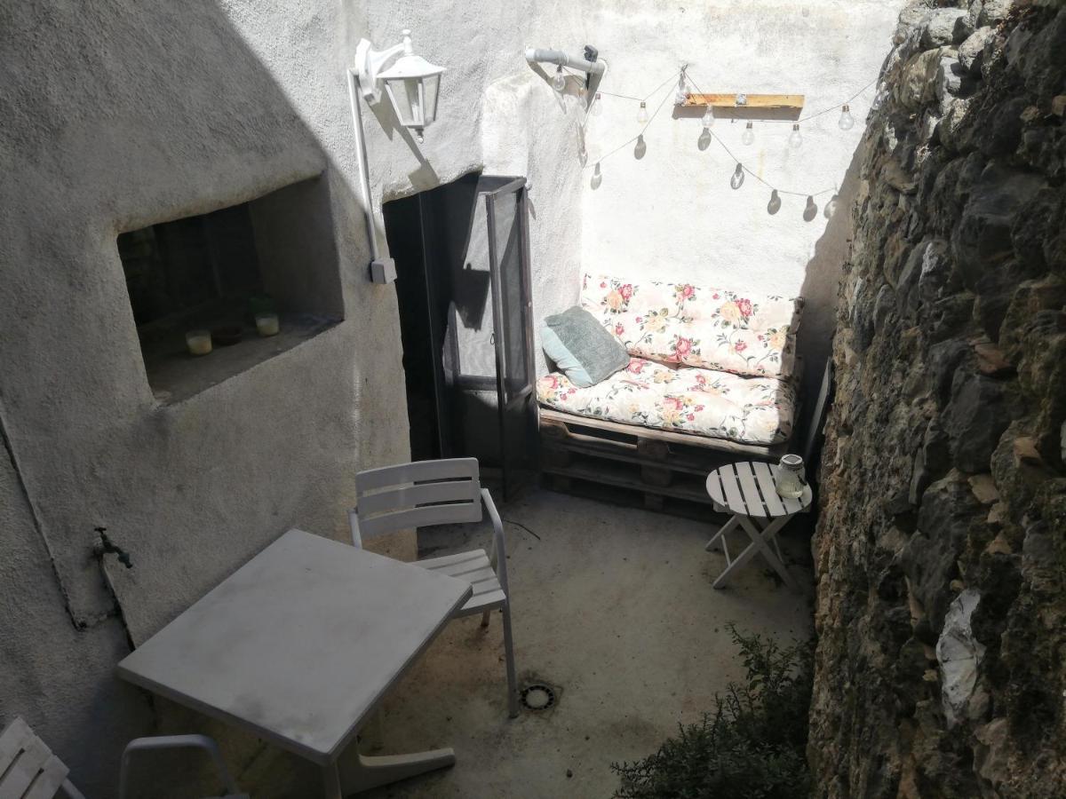 Charmant Appartement En Centre-Ville Medieval Gigean Exteriér fotografie